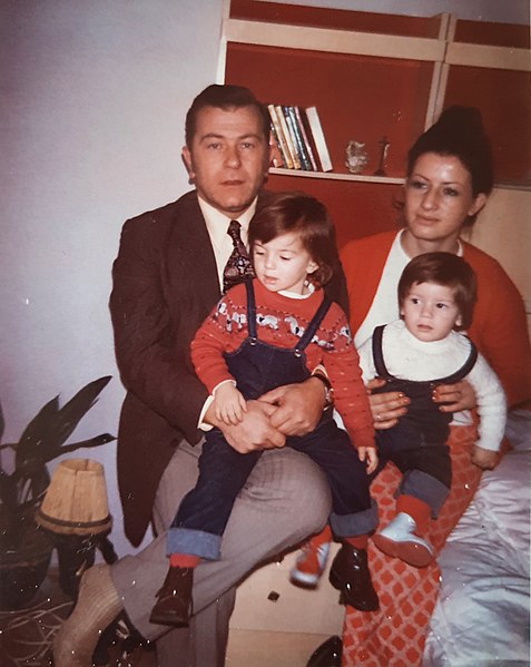 File:Fotografi nga jeta familjare.jpg