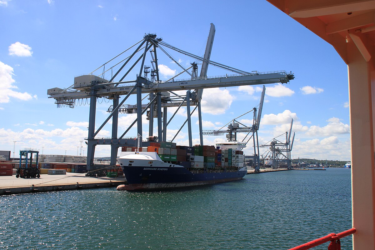 File Frachtschiffreise36 Container Feeder Ms Bernhard Schepers In rhus Dk Jpg Wikimedia Commons