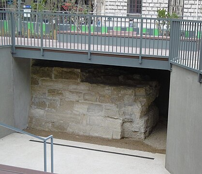 Fragment de mur de fortification près de l'entrée de la bibliothèque de l'Arsenal.