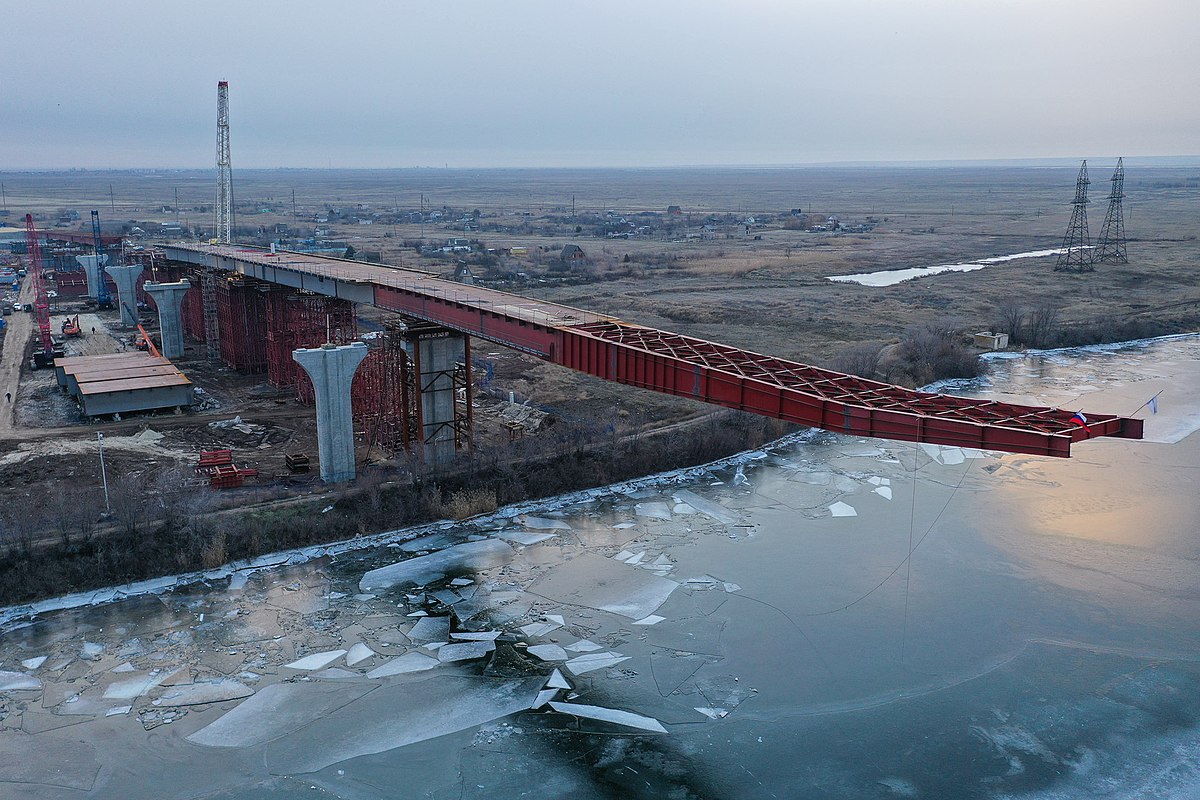 Файл:Future bridge across the Volga-Don Canal (Volgograd).jpg — Википедия