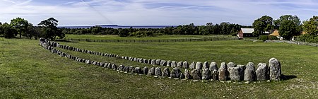 Schiffssetzung bei Gannarve mit Blick auf die Ostsee und die Lilla Karlsö