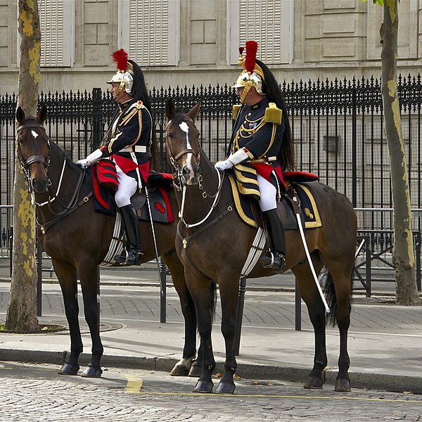 File:Garde et Officier Régiment cavalerie garde républicaine.jpg