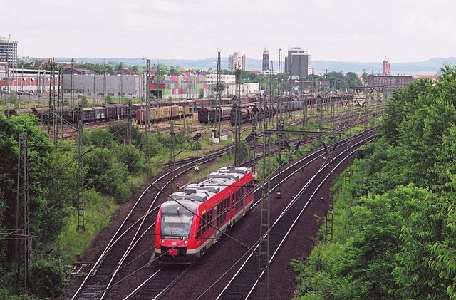 A railcar leaves Göttingen towards Nordhausen (South Harz line).