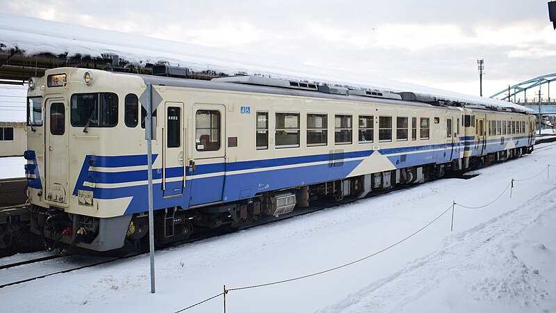 File:Gono Line Kiha 40 Goshogawara Station.jpg