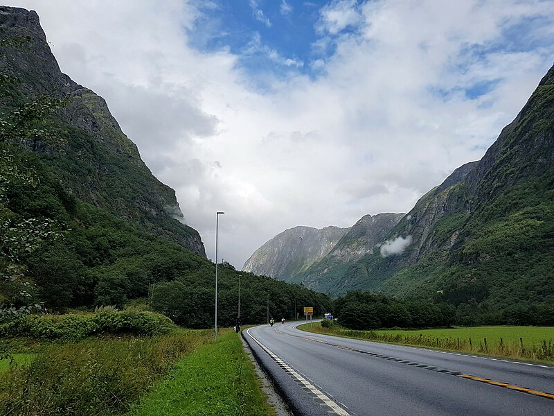 File:Gudvangen road to Flåm.jpg