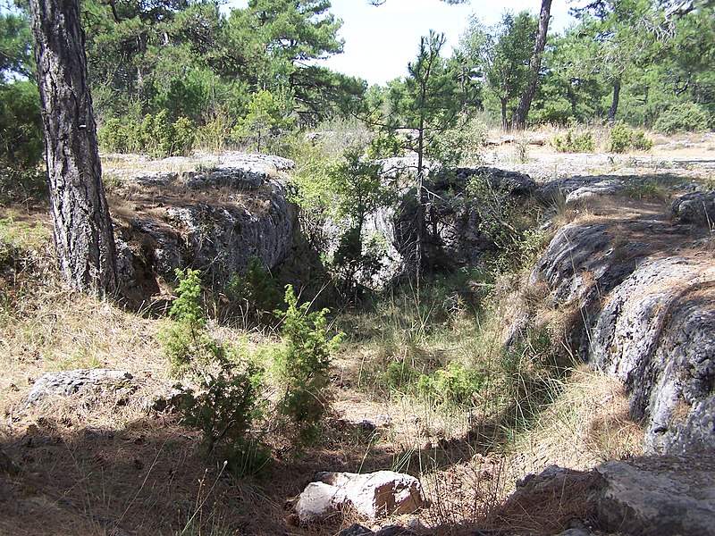 File:Gulley in Ciudad Encantada.jpg