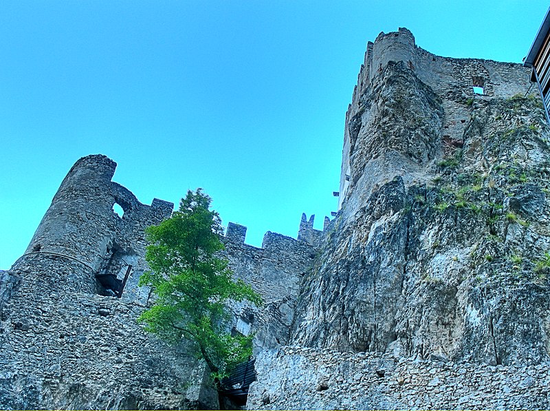 File:Haderburg (Weg zum Turm).jpg