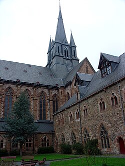 Fenster des Konvents­gebäudes u. nördl. Kreuz­gang­flügel früh­gotisch, öst­licher Kreuz­gang­flügel und Kirchen­fenster hoch­gotisch.