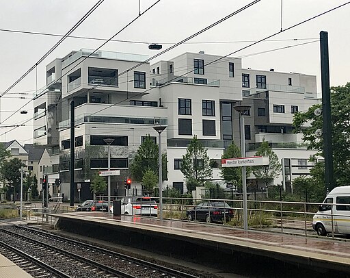 Haltestelle Heerdter Krankenhaus und Gebäude Pariser Straße 100, Düsseldorf-Heerdt