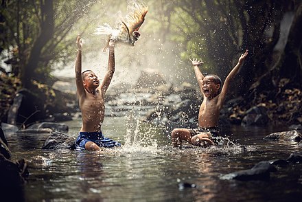 Купание без воды. Лето купание. Купание в реке. Мальчики на речке. Плавать в речке.