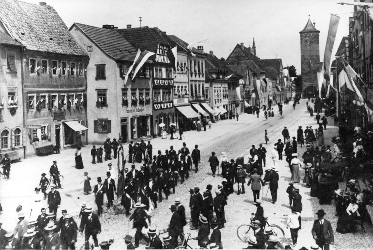 Straßenfest um 1900