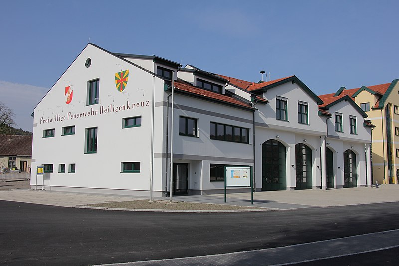 File:Heiligenkreuz-Feuerwehrhaus 9320.JPG