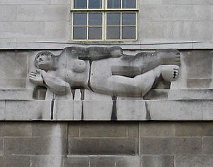 Reliëf: Westenwind, door Henry Moore, aan een gevel in Londen