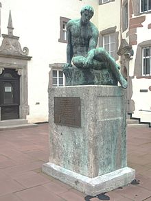 Bronzefigur von Arnold Rechberg auf dem Rathausplatz in Bad Hersfeld