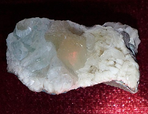 Apophyllite-(KF), Stilbite-Ca, Heulandite-Ca, Quartz (5x3 cm).- Maharashtra, India