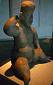 Sogenanntes „Hollow Baby“: Figur eines Olmeken mit Schädeldeformation; ausgestellt im Nationalmuseum für Anthropologie (Mexiko)