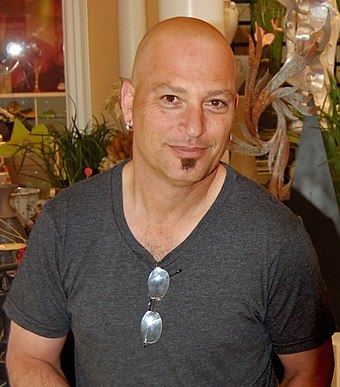 Comedian Howie Mandel provided the voice for Gizmo.