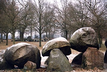 Hunebedden D18 en D17 (op de achtergrond) bij Rolde