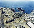 Americké letadlové lodě USS Ranger (CVA-61) (v doku), USS Hancock (CVA-19) a USS Coral Sea (CVA-43) v loděnici Hunter's Point Naval Shipyard v San Franciscu, 1972