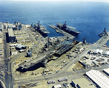 Tập_tin:Hunters_Point_NS_with_three_carriers_1971.jpeg