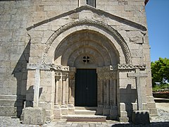 La iglesia de San Salvador de Unhao tiene un portal protegido por un porche.