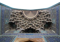 مقرنس سردر ورودی مسجد جامع عباسی