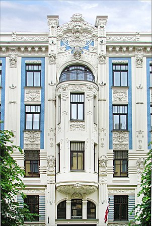 Art Nouveau eclético: Um edifício em Alberta iela por Mikhail Eisenstein. Apesar de ser um destino turístico popular, este tipo de Art Nouveau não é típico de Riga.[23]