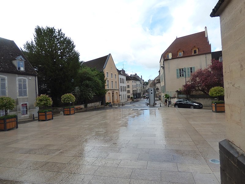 File:Impasse Notre Dame, Beaune - towards Place du Général Leclerc (35469696052).jpg