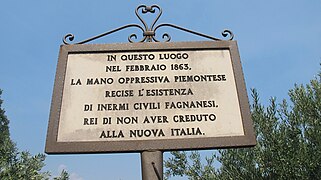 Insegna ricordo strage di 100 contadini inermi a Fagnano Castello.jpg