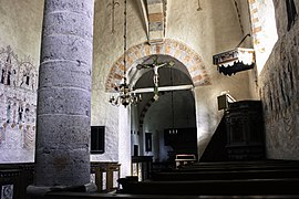 Interior da igrexa de Anga.jpg