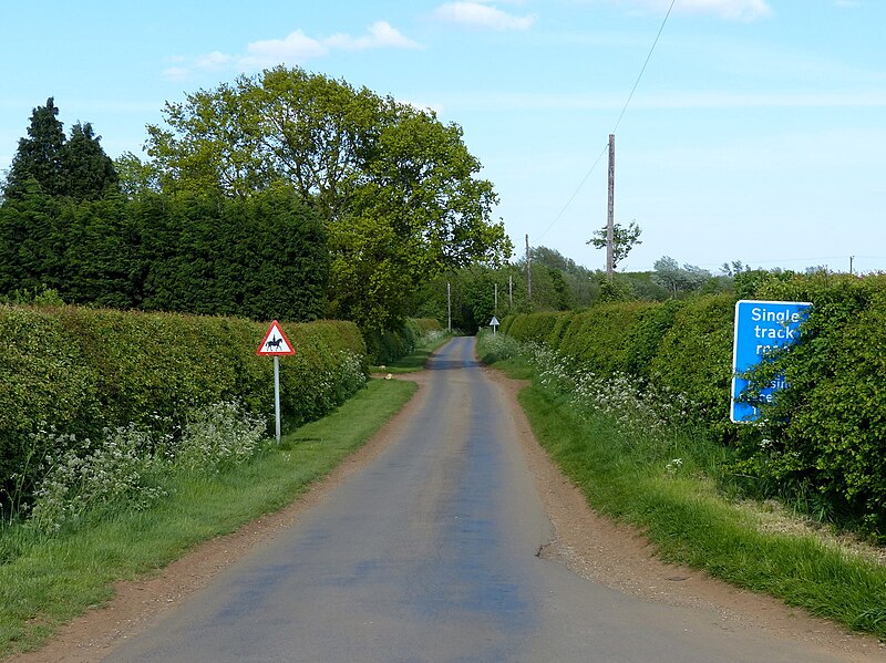 File:Ironstone Lane heading east - geograph.org.uk - 3881854.jpg