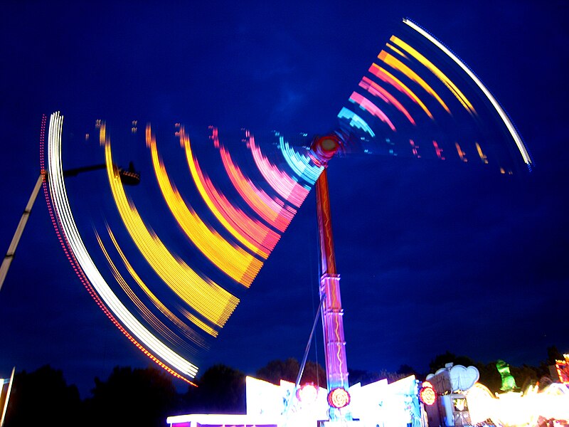 File:Isle of Wight Festival 2008 rides at night 2.jpg