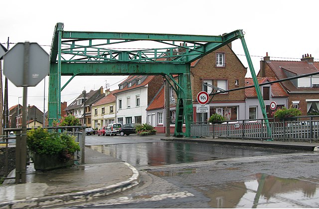 A ponte levadiça do Grande Millebrugghe no canal Haute Colme.