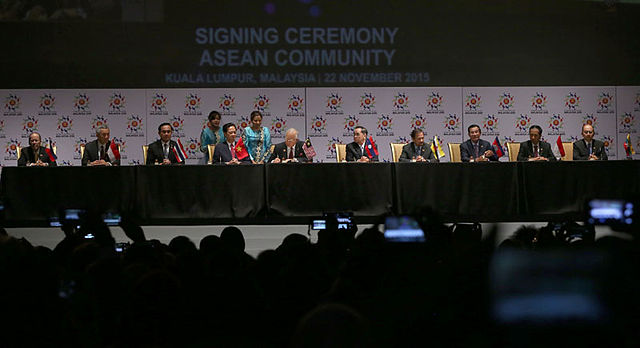 ASEAN leaders sign the declaration of the ASEAN Economic Community during the 27th ASEAN Summit in Kuala Lumpur, 2015