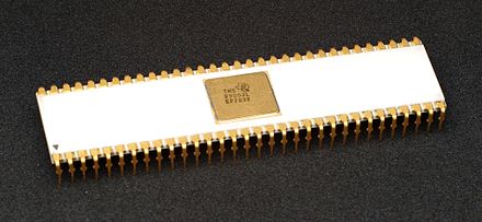 TMS9900JL in ceramic package with gold-plated pins