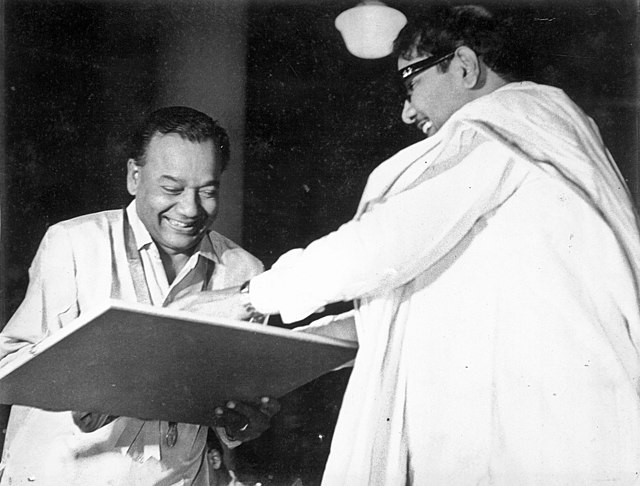 The Kalaimamani being presented to an individual by former Tamil Nadu Chief Minister M. Karunanidhi