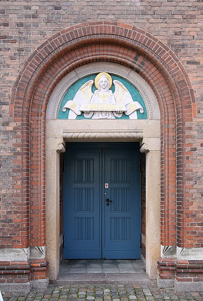 File:Kapernaumskirken Copenhagen entrance.jpg