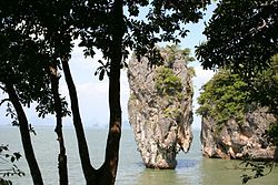 A híres sziklaalakzat Koh Tapu (más néven James Bond-sziget) előtt, a Phang Nga-öbölben