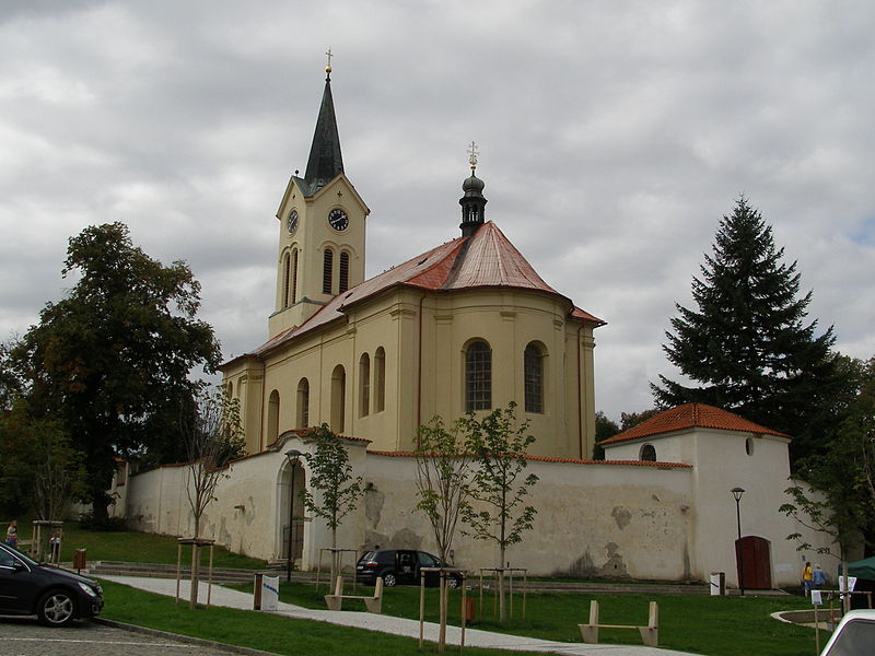 File:Kostel sv. Václava (Mníšek pod Brdy), nám. F. X. Svobody, Mníšek pod Brdy - pohled od náměstí.JPG