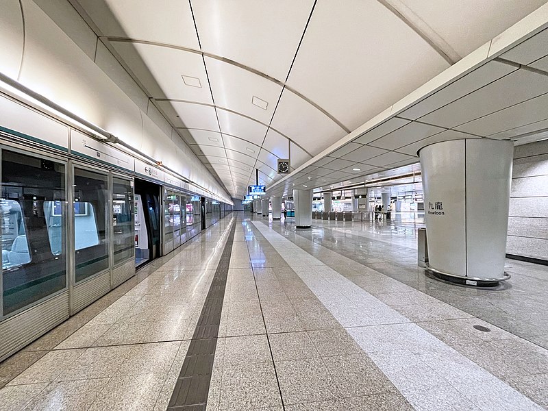 File:Kowloon Station Airport Express platforms 2022 06 part2.jpg