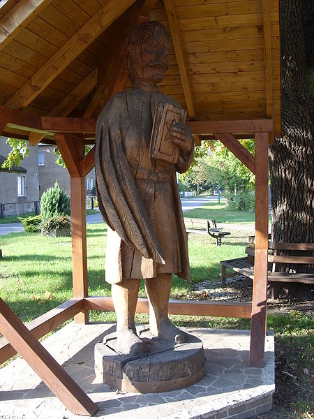 File:Krabat statue Groß Saerchen.JPG
