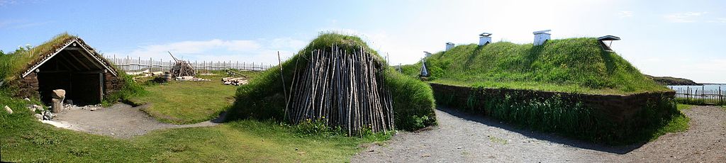 Historische Nationalstätte L’Anse aux Meadows: Blick auf die drei rekonstruierten Grasssodenhäuser (UNESCO-Weltkulturerbe in Kanada)