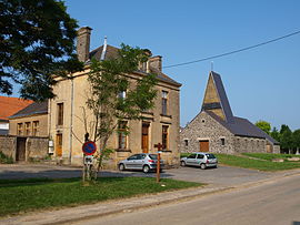 La Neuville-à-Maire'deki belediye binası ve kilise