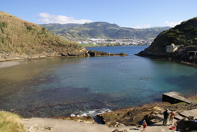 File:Lagoa do ilhéu de Vila Franca do Campo, ilha de São Miguel ao Fundo, Açores Portugal.JPG