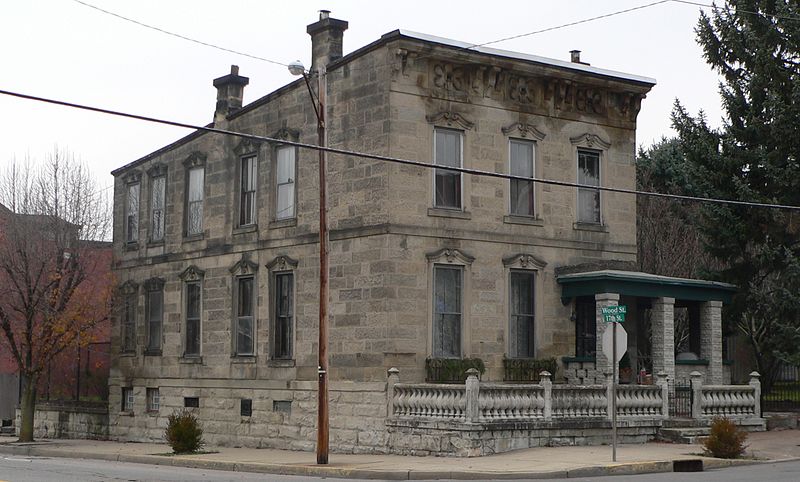 File:Lang-Hess House from SE 1.jpg