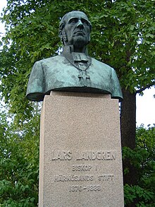 Lars Landgren som buste ved domkirken i Härnösand.