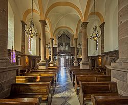 Vue intérieure de la nef vers la tribune d'orgue