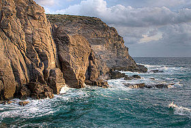 Sant'Antioco adasının kayalıkları