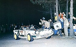 Raffaele "Lele" Pinto és Arnaldo Bernacchini az Alitalia által szponzorált Lancia Stratos HF-vel az 1976-os Sanremo ralin