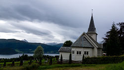 Blick auf die Ortskirche mit Blick auf den Fjord